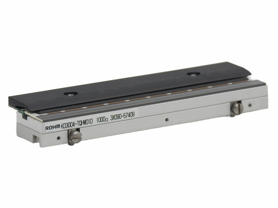 Печатающая термоголовка CAB XD4T (300dpi) Термоголовка является ключевым печатающим узлом принтера. Она формирует изображение за счет точечного нагрева резистивных элементов: при прямой термопечати изображение проявляется на термочувствительном материале, при термотрансферной печати краска переносится с риббона на этикетку. Разрешение 300 dpi обеспечивает четкую печать мелкого текста, штрихкодов высокой плотности, двумерных кодов и графики. Деталь применяется при плановой замене выработавшего ресурс узла или при выходе головки из строя.