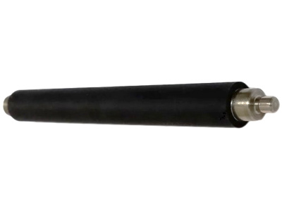 Вал приводной DRS4 CAB Squix 4 (чёрный) Оригинальный приводной вал CAB Print Roller DRS4 black (черный, с силиконовым покрытием, имеет больший ресурс и лучшее качество печати по сравнению со стандартным) предназначен для принтеров этикеток CAB серий&nbsp;A4+, A4+M, SQUIX 4. Каталожный номер производителя &mdash; 5954985.001. Деталь устанавливается в печатный механизм и участвует в протяжке этикеточного материала через зону печати.

Во время работы термоголовка прижимает этикетку и красящую ленту к поверхности вала. Вращение вала обеспечивает равномерное перемещение материала, стабильный контакт с печатающей головкой и точное позиционирование этикеток. Состояние его эластичного покрытия непосредственно влияет на качество изображения, отсутствие проскальзывания и корректную подачу носителя.