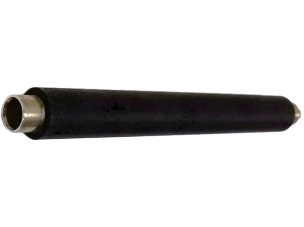 Вал приводной DRS4 CAB XD4 (чёрный) Оригинальный приводной вал CAB Print Roller DRS4 black (черный, с силиконовым покрытием, имеет больший ресурс и лучшее качество печати по сравнению со стандартным) предназначен для принтеров этикеток CAB серий&nbsp;A4+, A4+M, SQUIX 4. Каталожный номер производителя &mdash; 5954985.001. Деталь устанавливается в печатный механизм и участвует в протяжке этикеточного материала через зону печати.

Во время работы термоголовка прижимает этикетку и красящую ленту к поверхности вала. Вращение вала обеспечивает равномерное перемещение материала, стабильный контакт с печатающей головкой и точное позиционирование этикеток. Состояние его эластичного покрытия непосредственно влияет на качество изображения, отсутствие проскальзывания и корректную подачу носителя.